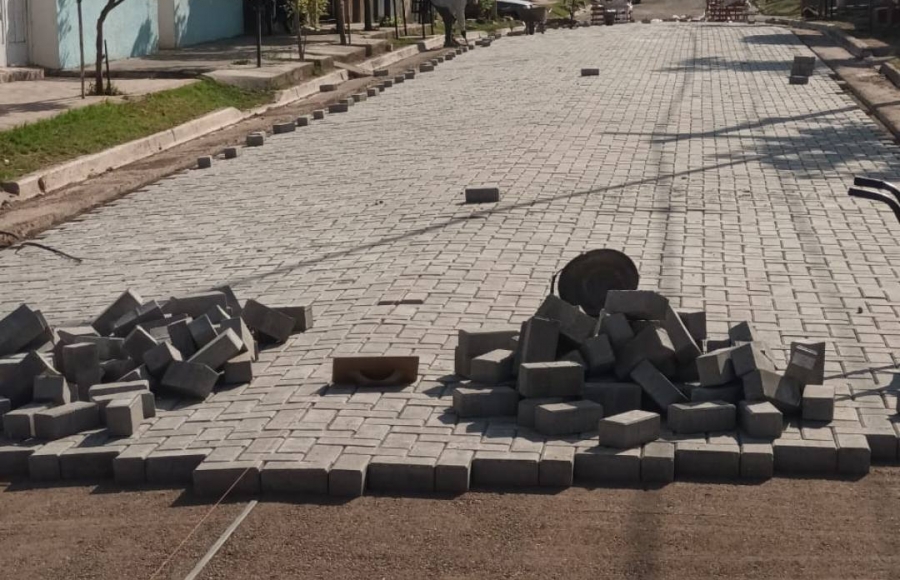 ADOQUINADO EN LAS CALLES DEL BARRIO VILLA MOYANO