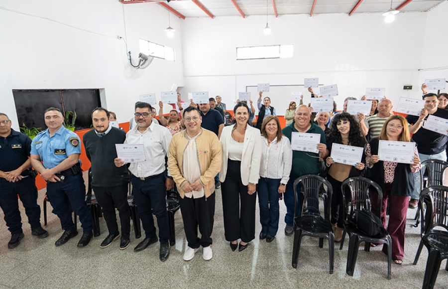 Se entregaron los diplomas de la Diplomatura en Gestión Vecinal en Deán Funes