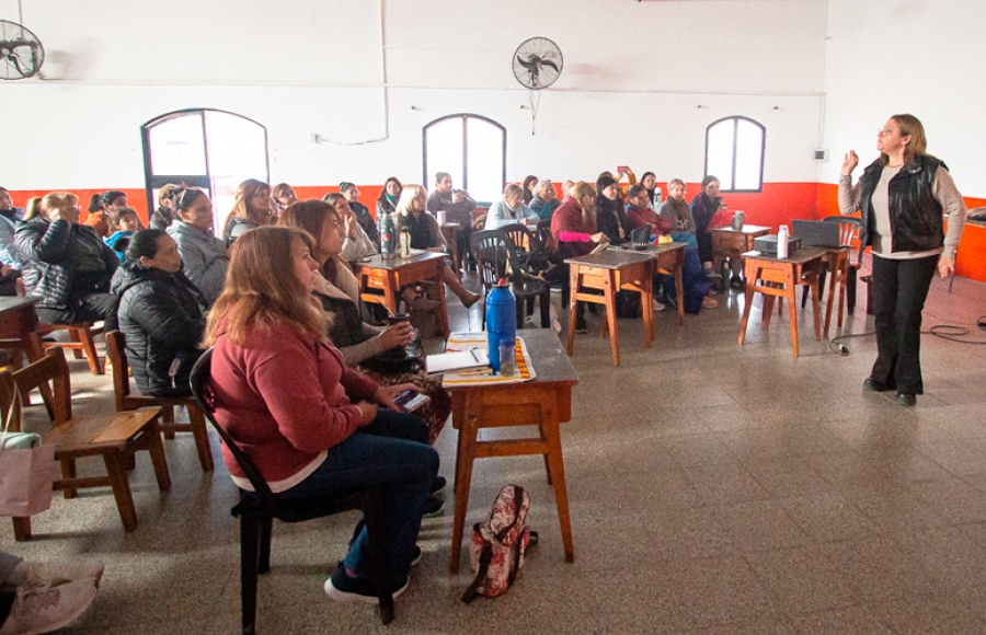 CHARLA SOBRE EMOCIONES EN VILLA MOYANO