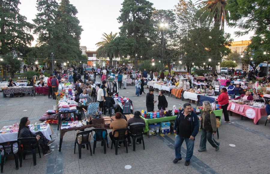 PRIMERA JORNADA DE LA 4° FERIA REGIONAL DE ARTESANOS Y EMPRENDEDORES EN PLAZA SARMIENTO