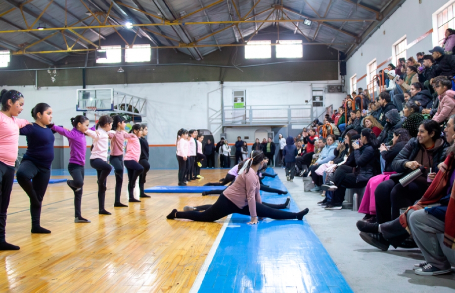 MUESTRA DE GIMNASIA ACRO-ARTE EN EL ESTADIO ALBERTO SANZANO