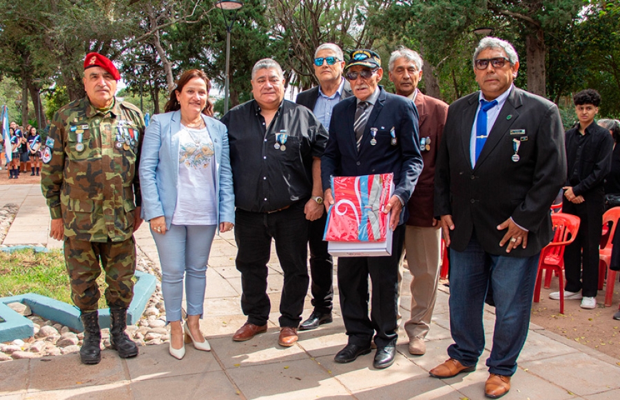 DEÁN FUNES RINDE HOMENAJE A SUS HÉROES DE MALVINAS