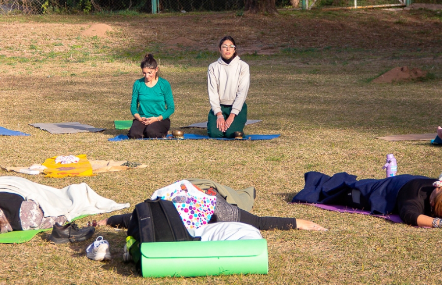 TARDE DE YOGA SOLIDARIA EN DEÁN FUNES